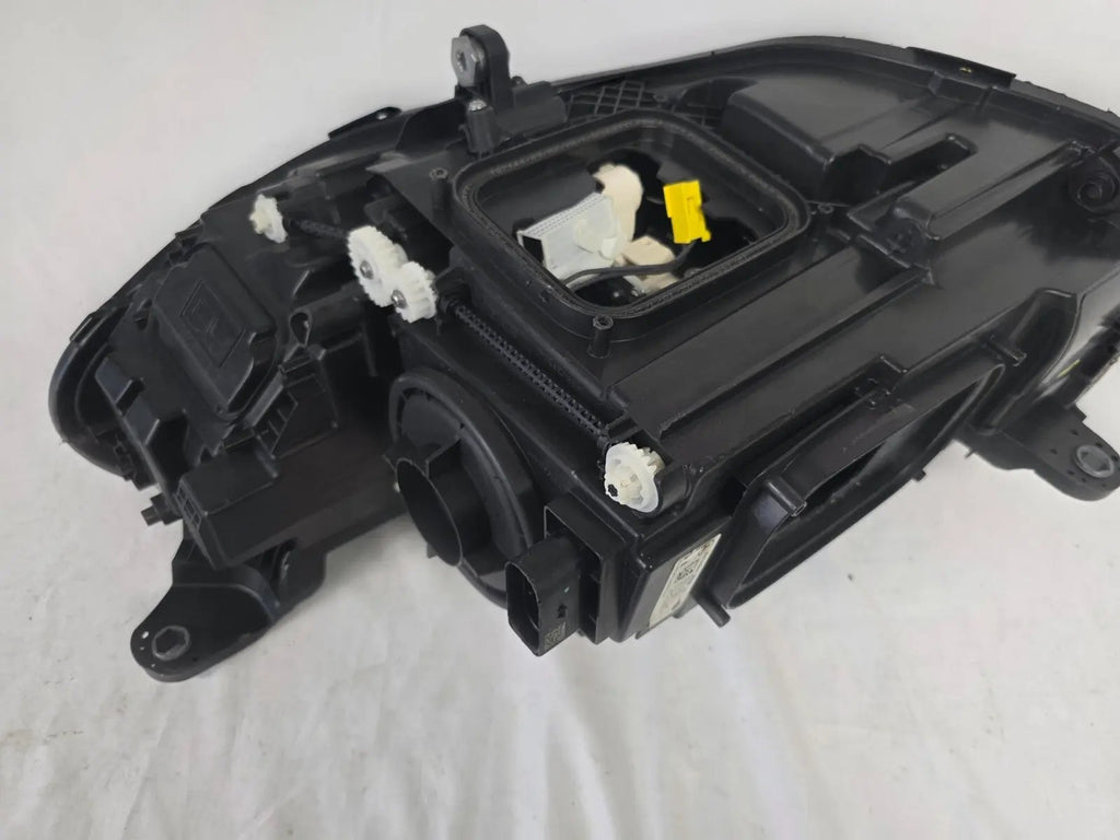 Mercedes-Benz CLS C257 W257 MultiBeam LED Right Headlight OEM Genuine A2579068400 – High-quality, used, OEM genuine MultiBeam LED headlight for the Mercedes-Benz CLS C257 W257 model. Perfect replacement for superior lighting and performance.