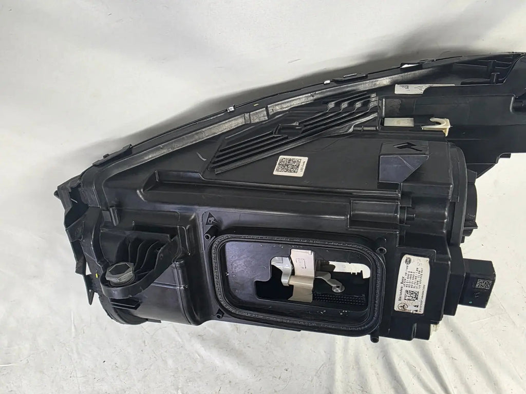 Mercedes-Benz CLS C257 W257 MultiBeam LED Right Headlight OEM Genuine A2579068400 – High-quality, used, OEM genuine MultiBeam LED headlight for the Mercedes-Benz CLS C257 W257 model. Perfect replacement for superior lighting and performance.