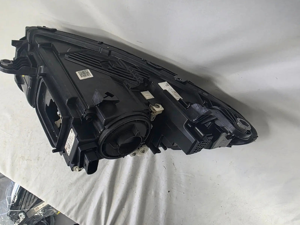 Mercedes-Benz CLS C257 W257 MultiBeam LED Right Headlight OEM Genuine A2579068400 – High-quality, used, OEM genuine MultiBeam LED headlight for the Mercedes-Benz CLS C257 W257 model. Perfect replacement for superior lighting and performance.