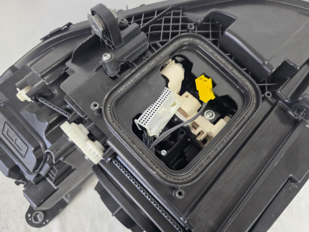 Mercedes-Benz CLS C257 W257 MultiBeam LED Right Headlight OEM Genuine A2579068400 – High-quality, used, OEM genuine MultiBeam LED headlight for the Mercedes-Benz CLS C257 W257 model. Perfect replacement for superior lighting and performance.