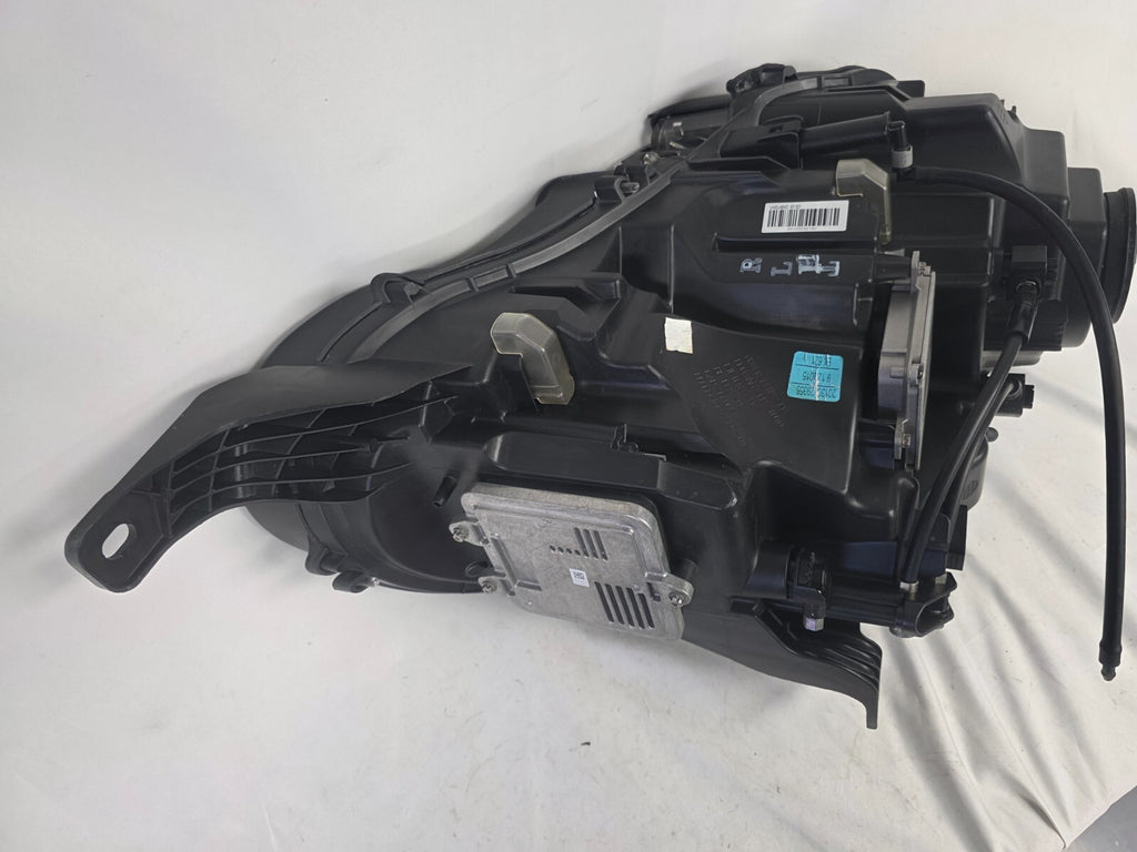 This image shows the left-side headlight for the 2014–2019 Bentley Flying Spur, featuring OEM genuine quality with part number 4W1941015H. This used original headlamp is in excellent condition, offering premium illumination, elegant design, and a precise fit for Bentley’s high-end luxury sedan