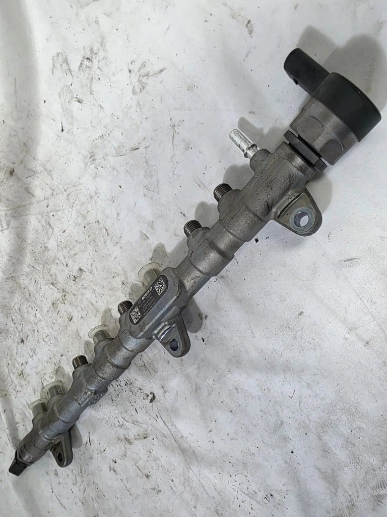 BMW X5 G05 F95 3.0 D xDrive Diesel RAIL PIPE OEM GENUINE 0445216051 8571569