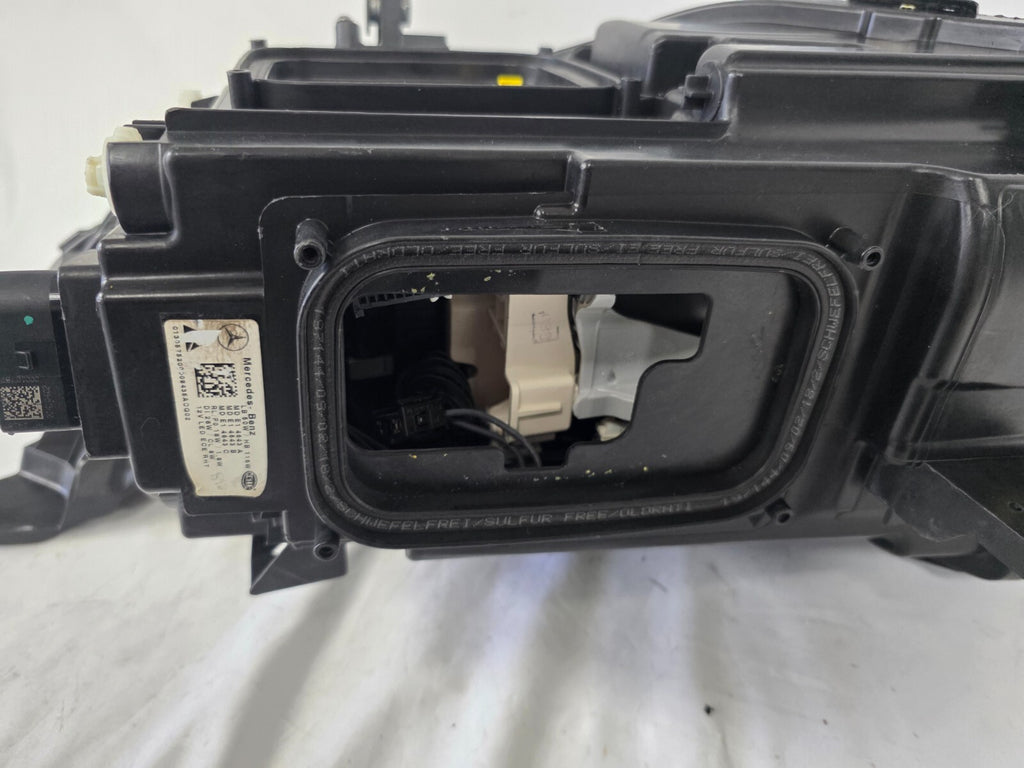 Mercedes-Benz CLS C257 W257 MultiBeam LED Right Headlight OEM Genuine A2579068400 – High-quality, used, OEM genuine MultiBeam LED headlight for the Mercedes-Benz CLS C257 W257 model. Perfect replacement for superior lighting and performance.